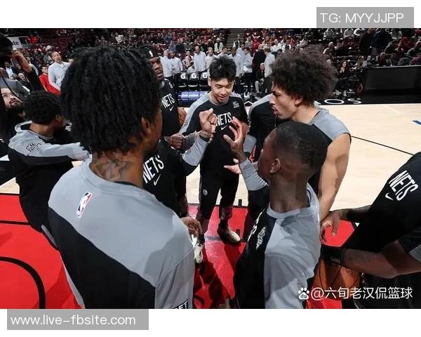 小斯重返赛场展现壮实身材太阳揭幕战再现昔日小霸王风采