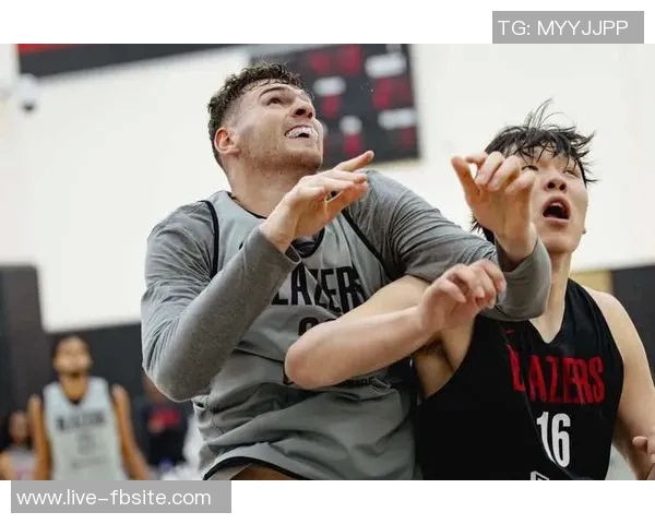 杨瀚森赛季初展现出色表现生活中也逐渐融入团队氛围